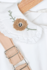 Kız Çocuk Çiçek Nakışlı Bebe Yaka Gömlek ve Salopet İkili Takımı Bej - Görsel 7